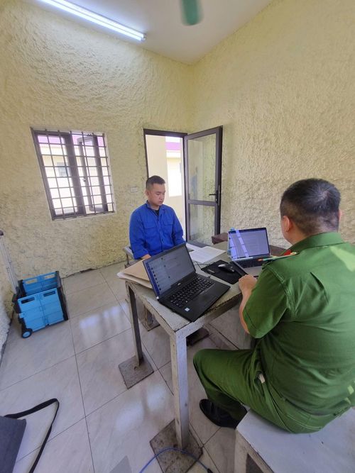 Cán bộ Công an Bắc Ninh đấu tranh với các đối tượng trong vụ án.