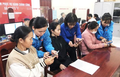 Cán bộ Đoàn thanh niên xã Đàm Thủy hướng dẫn người dân ứng dụng nền tảng số trên điện thoại thông minh.