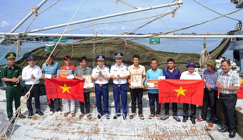Đoàn công tác trao cờ Tổ quốc, ảnh Bác Hồ và quà động viên ngư dân vùng biển Tây Nam.