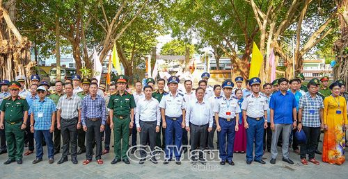 Ðoàn công tác thành kính dâng hương, viếng Ðền Thổ Châu.
