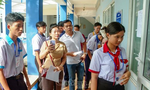  Ngay sau lễ khai mạc, các thí sinh bước vào phần thi với tinh thần tự tin, nghiêm túc và quyết tâm cao. (Trong ảnh: Các thí sinh chuẩn bị bước vào phòng thi)