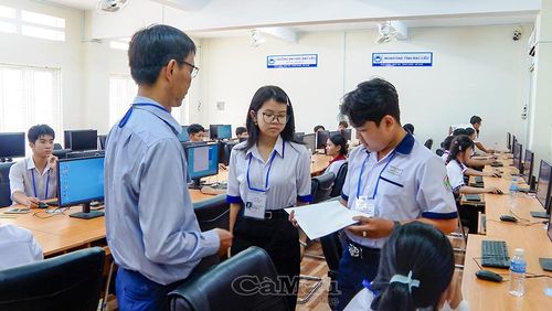 Các thí sinh kiểm tra đề thi trước giờ làm bài.