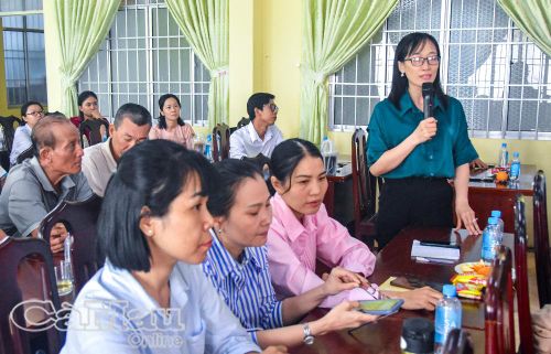 Các đại biểu và nông dân trồng thanh nhãn thảo luận về giải pháp quản lý đất để cải thiện chất lượng, năng suất cũng như quy trình bảo quản và tồn trữ thanh nhãn.