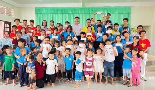 Hoạt động thăm, tặng quà thể hiện sự quan tâm của các cấp, các ngành đối với trẻ em có hoàn cảnh đặc biệt, góp phần mang đến niềm vui cho các em nhân dịp Quốc tế Thiếu nhi 1/6.