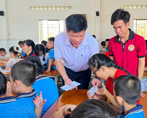 Ông Nguyễn Tấn Lực, Phó Giám đốc Sở Y tế, thăm hỏi, tặng quà thiếu nhi đang được chăm sóc tại Trung tâm Nuôi dạy trẻ khuyết tật - mồ côi Nhân Ái.