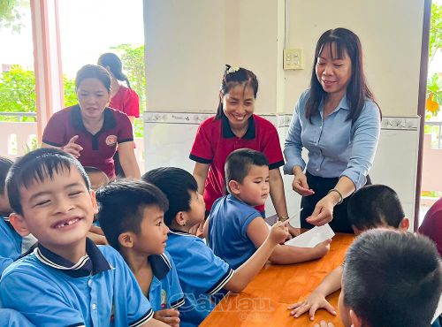 Đoàn công tác Sở Y tế trao quà cho các em nhỏ tại Trung tâm Nuôi dạy trẻ khuyết tật - mồ côi Nhân Ái.