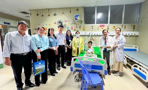 Đoàn công tác Sở Y tế thăm hỏi sức khỏe, tặng quà bệnh nhi đang điều trị tại Bệnh viện Sản - Nhi tỉnh.