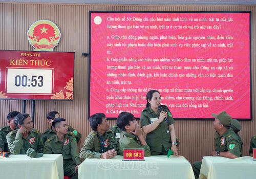 Các đội tham gia phần thi kiến thức.