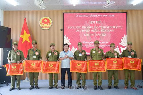  Ban tổ chức trao cờ lưu niệm cho đại diện 7 đội tham gia hội thi.
