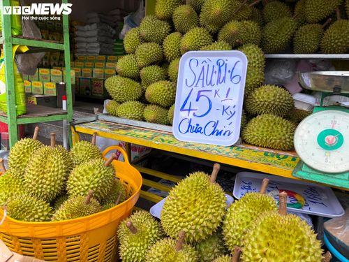 Sầu riêng loại B thường có giá dưới 50.000 đồng/kg tại nhiều cửa hàng ở TP.HCM.