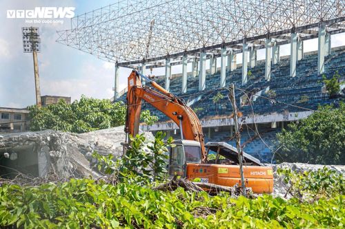 Những ngày gần đây, tại sân vận động Chi Lăng, phường Hải Châu, TP Đà Nẵng, nhà thầu đã bắt đầu phá dỡ một số hạng mục để phục vụ công tác giải phóng mặt bằng, đấu giá tài sản.
