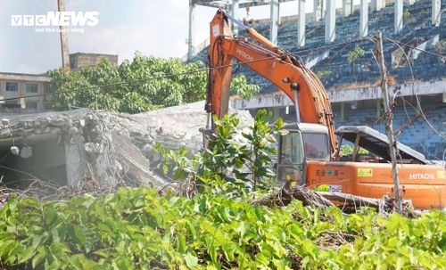 Bên trong công trường, xe cơ giới liên tục hoạt động, một phần khán đài sân Chi Lăng đã được phá dỡ hoàn toàn.