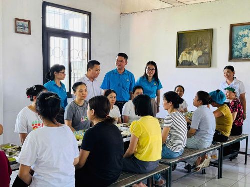Chương trình "Bữa cơm Công đoàn" tại Công ty cổ phần Sơn Chinh. Ảnh: PV