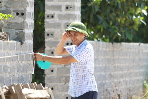 Anh Vũ Đình Minh, cán bộ Ban quản lý dự án đầu tư xây dựng - hạ tầng xã Hồng Vân, nở nụ cười rất tươi dưới nắng nóng đỉnh điểm. Anh phấn khởi chia sẻ, dù công việc vất vả, nhưng tiến độ đang đáp ứng được yêu cầu mà Đảng ủy, UBND xã đề ra. "Điều này khiến chúng tôi càng có động lực hơn nữa", anh Minh nói.