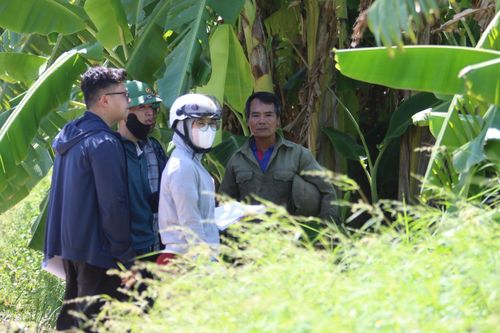 Dưới trời nắng như đổ lửa, mũ cối và áo chống nắng là lựa chọn số một. Trong khi đó, chị Dương Thị Yến, cán bộ của Ban quản lý dự án đầu tư xây dựng - hạ tầng xã Hồng Vân phải đội cả mũ bảo hiểm và đeo khẩu trang kín mặt. Chị Yến cho biết, cả tháng vừa qua, chị được phân công nhiệm vụ đo đạc, kiểm đếm và tuyên truyền tới người dân. "Nắng nóng và áp lực đã trở thành một phần công việc của chúng tôi", chị Yến cho hay.