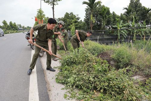 Vệ sinh, làm sạch đẹp tuyến đường nối từ Quốc lộ 32 về đền Hát Môn. Ảnh: Nguyễn Mai
