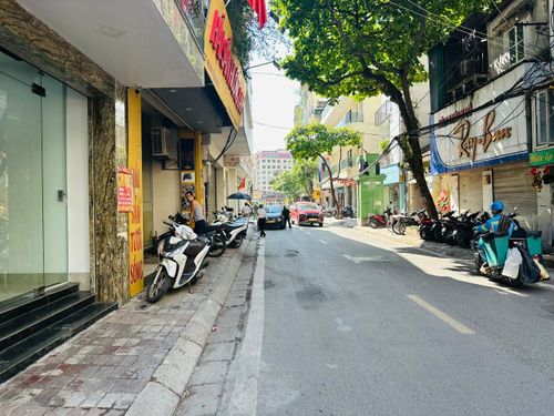 Cảnh đường thông, hè thoáng tại các khu vực quanh chợ Ngô Sỹ Liên. Ảnh: Quyên An.