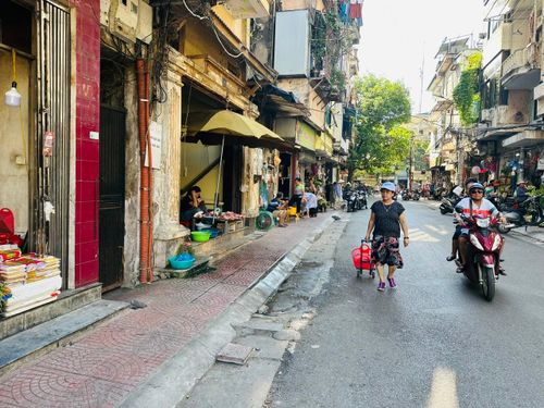 Diện mạo đô thị tại chợ Ngô Sỹ Liên thay đổi khi người dân chấp hành quy định, không bày bán ra vỉa hè. Ảnh: Quyên An.