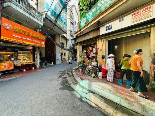 Hoạt động buôn bán tại chợ vẫn sôi động và được thực hiện nền nếp và ý thức hơn. Ảnh: Quyên An.
