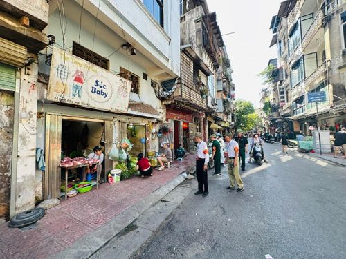 Các cựu chiến binh phường chia tổ, 2 ca /ngày thường xuyên nhắc nhở, đôn đốc người dân kinh doanh đúng nơi quy định, không lấn chiếm vỉa hè, lòng đường. Ảnh: Quyên An.