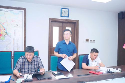 Trưởng phòng Kinh tế xã Gia Lâm Phan Hữu Luật báo cáo tại hội nghị.
