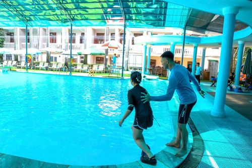 Giáo viên hướng dẫn kỹ năng an toàn dưới nước cho học sinh thông qua tình huống giả định khi bị đẩy xuống nước. (Hình ảnh trong buổi học bơi, có sự giám sát của giáo viên và được sự đồng ý của phụ huynh). Ảnh: Duy Khánh