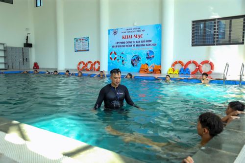 Sáng 27-5, Trung tâm Dịch vụ tổng hợp xã Vân Đình khai mạc lớp phòng, chống tai nạn đuối nước và lớp bơi cho trẻ em tại bể bơi Trường THCS Nguyễn Thượng Hiền. Ảnh: Duy Khánh