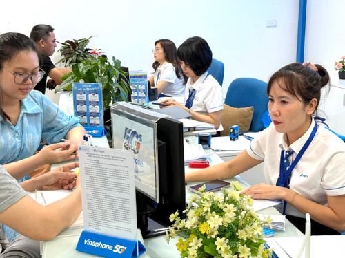 Các cửa hàng của nhà mạng tiếp tục phục vụ khách hàng xác thực thông tin thuê bao. Ảnh: Trần Yến