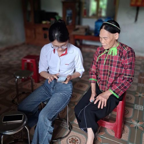 Nhân viên Viettel đến tận nhà xác thực thông tin cho khách hàng là người cao tuổi. Ảnh: Cẩm Thủy