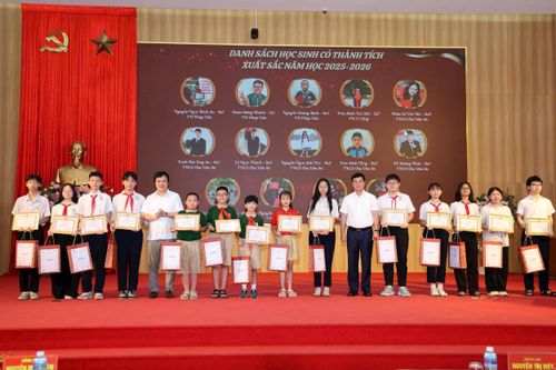 Ông Nguyễn Minh Tâm, Bí thư Đảng ủy phường Yên Sở và ông Vũ Tuấn Đạt, Chủ tịch UBND phường trao thưởng cho học sinh có thành tích xuất sắc năm học 2025-2026. Ảnh: Thái Phương