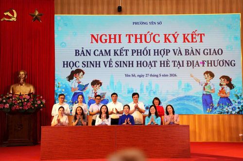 Ký cam kết phối hợp và bàn giao học sinh về sinh hoạt hè tại địa phương. Ảnh: Thái Phương