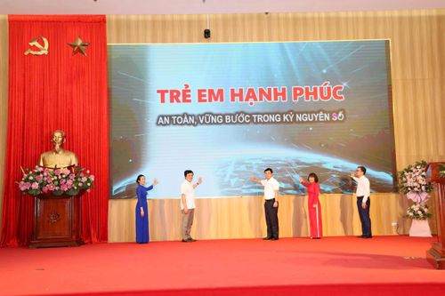 Các đại biểu thực hiện nghi thức bấm nút phát động Tháng hành động vì trẻ em và Khai mạc hè phường Yên Sở 2026. Ảnh: Thái Phương