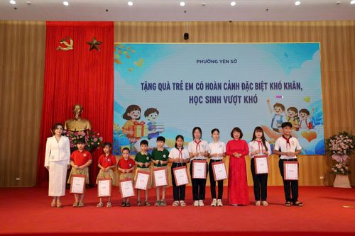 Trao quà hỗ trợ cho 73 trẻ em có hoàn cảnh đặc biệt, khó khăn trên địa bàn. Ảnh: Thái Phương
