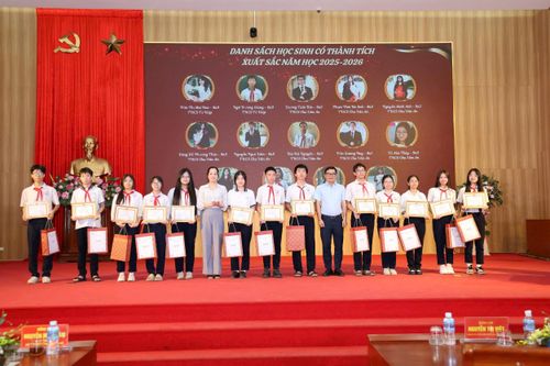 Trao thưởng cho 41 học sinh có thành tích tiêu biểu trong năm học 2025-2026. Ảnh: Thái Phương