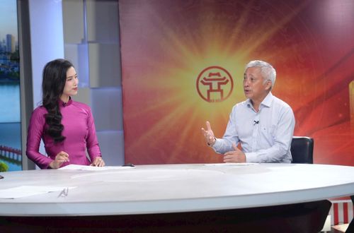 Theo TS Hoàng Dương Tùng, giao thông công cộng luôn giữ vai trò trung tâm trong việc giảm phát thải và giảm ùn tắc giao thông. Ảnh: Phạm Hùng