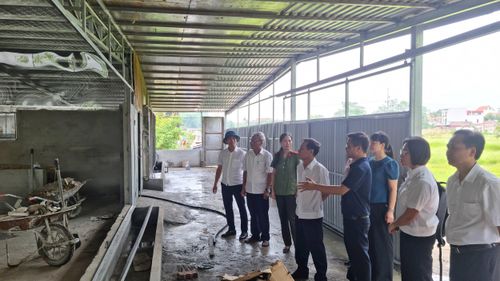 Đoàn kiểm tra số 1 Sở Nông nghiệp và Môi trường Hà Nội kiểm tra thực tế cơ sở vật chất điểm giết mổ tập trung tạm thời của xã Phúc Thọ. Ảnh: Ánh Dương