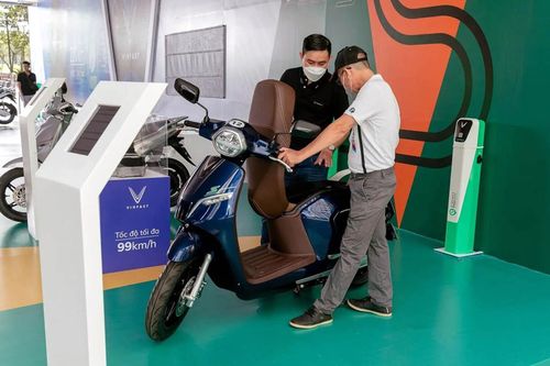 Khách hàng tham khảo mua xe máy điện tại cửa hàng VinFast. Ảnh: Hoài Nam.