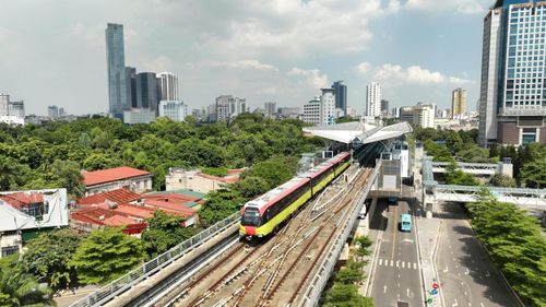 Giao thông công cộng được xem là nền tảng của quá trình chuyển đổi xanh. Ảnh: Phạm Hùng.