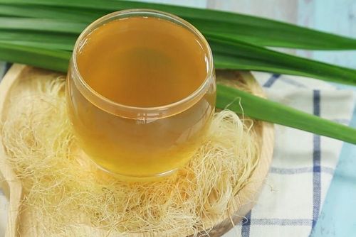 Nước râu ngô hỗ trợ bù nước.