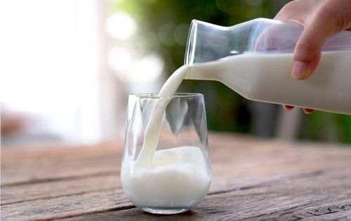 Sữa duy trì trạng thái đủ nước cho cơ thể lâu hơn nước lọc thông thường.