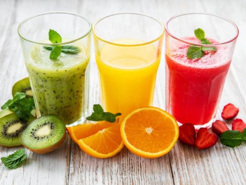 Nước ép trái cây tươi bổ sung nước, vitamin và khoáng chất cho cơ thể ngày nắng nóng.