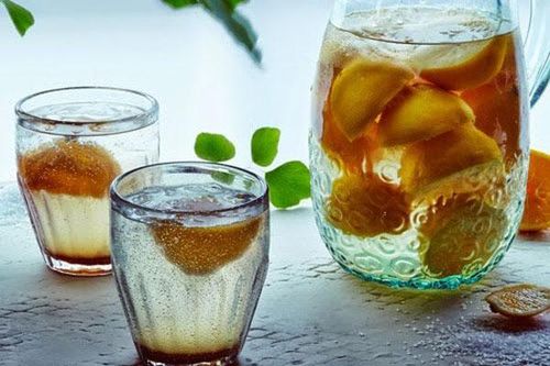 Nước chanh muối hỗ trợ bù dịch.