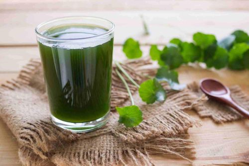 Nước rau má giảm cảm giác nóng trong.