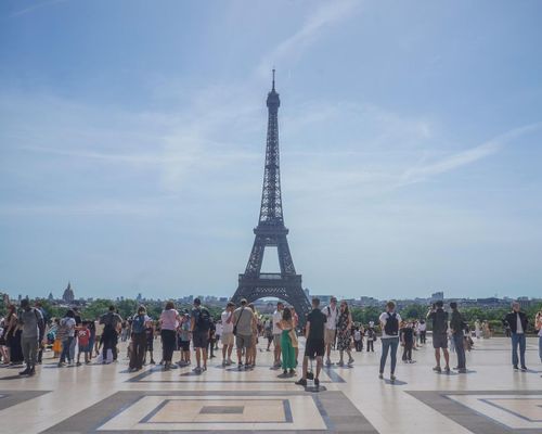 Du khách tham quan tháp Eiffel giữa đợt nắng nóng cực đoan.