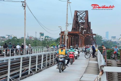 Anh Nguyễn Văn Hùng (phường Long Biên, Hà Nội) cho biết: “Cầu Long Biên thông xe trở lại khiến việc đi lại của tôi thuận tiện hơn rất nhiều. Dù đã được sửa chữa nhưng cây cầu vẫn giữ được nét cổ kính quen thuộc".
