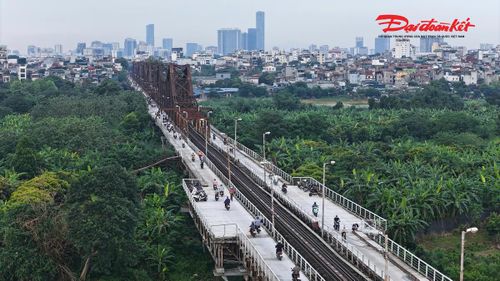 Theo ghi nhận của PV Báo Đại đoàn kết trong ngày đầu thông xe, nhiều người dân bày tỏ sự vui mừng khi cây cầu lịch sử được đưa vào khai thác trở lại sau thời gian tạm đóng để sửa chữa. Các phương tiện như xe máy, xe đạp và tàu hỏa đã lưu thông ổn định qua cầu.