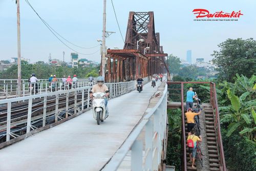 Hệ thống mặt cầu, lan can và đường dành cho xe máy, xe thô sơ đã được sửa chữa, cải tạo bảo đảm an toàn lưu thông.