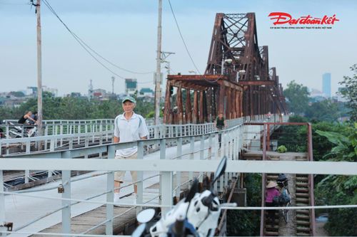 Ông Nguyễn Văn Tuấn trú tại phường Hoàn Kiếm cho hay: "Tôi thường đi bộ và chụp ảnh trên cầu Long Biên nên rất vui khi cầu được sửa chữa, bảo đảm an toàn nhưng vẫn giữ nguyên kiến trúc cũ. Nhìn cây cầu sạch đẹp hơn sau khi cải tạo, tôi cảm thấy rất phấn khởi".