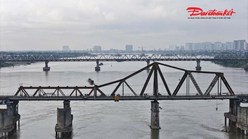 Dù được sửa chữa, cầu Long Biên vẫn giữ nguyên vẻ đẹp cổ kính, nét kiến trúc đặc trưng và dấu ấn lịch sử hơn 120 năm tuổi giữa lòng Thủ đô.