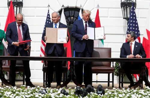  Ngoại trưởng Bahrain, Thủ tướng Israel, Tổng thống Mỹ và Ngoại trưởng UAE ký kết Hiệp định Abraham, bình thường hóa quan hệ với Israel hôm 15/9/2020. Ảnh: Reuters. 